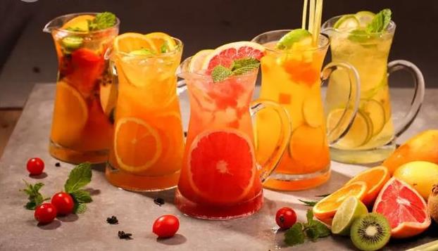 早期的水果茶大致的發(fā)展階段可以概括為:果味粉沖調(diào)、果醬加純茶底、果汁加純茶底、果醬加茶和少量鮮果。如今的水果茶是將某些水果或瓜果與茶一起制成飲品。水果的色彩鮮艷、味道清香、口感酸甜。這是消費者對健康、天然產(chǎn)品注重而引發(fā)的結(jié)果。畢竟,健康、時尚、潮流才是我們喝水果茶的理由哇 早期的水果茶大致的發(fā)展階段可以概括為:果味粉沖調(diào)、果醬加純茶底、果汁加純茶底、果醬加茶和少量鮮果。如今的水果茶是將某些水果或瓜果與茶一起制成飲品。水果的色彩鮮艷、味道清香、口感酸甜。這是消費者對健康、天然產(chǎn)品注重而引發(fā)的結(jié)果。畢竟,健康、時尚、潮流才是我們喝水果茶的理由哇