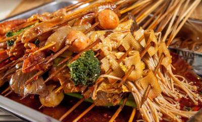 重慶冷鍋串技術培訓哪里好?學習正宗的串串香技術實踐