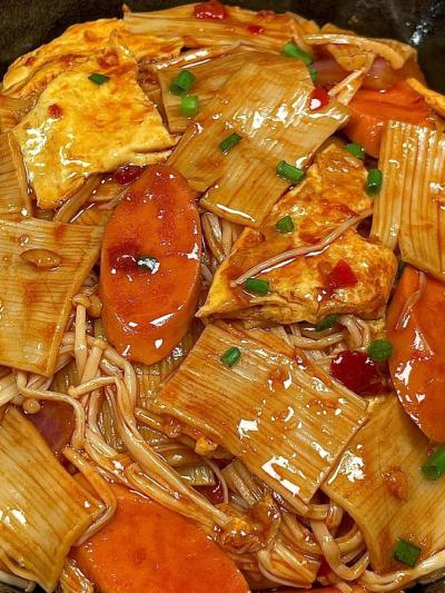 鐵板炒冷面技術(shù)培訓(xùn)哪里好？蜀味緣專(zhuān)業(yè)教學(xué)，助您輕松創(chuàng)業(yè)！